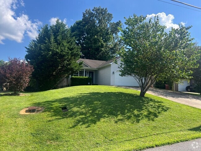 Building Photo - One- level 3bedroom /2bath  living with 2 ... Rental