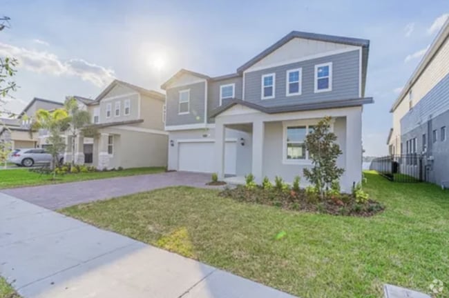 Building Photo - Stunning 5-Bedroom Executive Home with Lak...