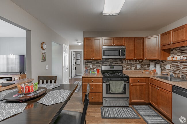 2BR, 1BA - 940SF - Kitchen