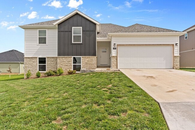 Building Photo - Beautiful Split Level 5 Bedroom Home - Hills of Olde Savannah