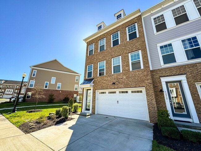 Photo - Stunning and Spacious 4 Bed 3.5 Bath End Unit Townhome In Highly Desired Goose Creek Club