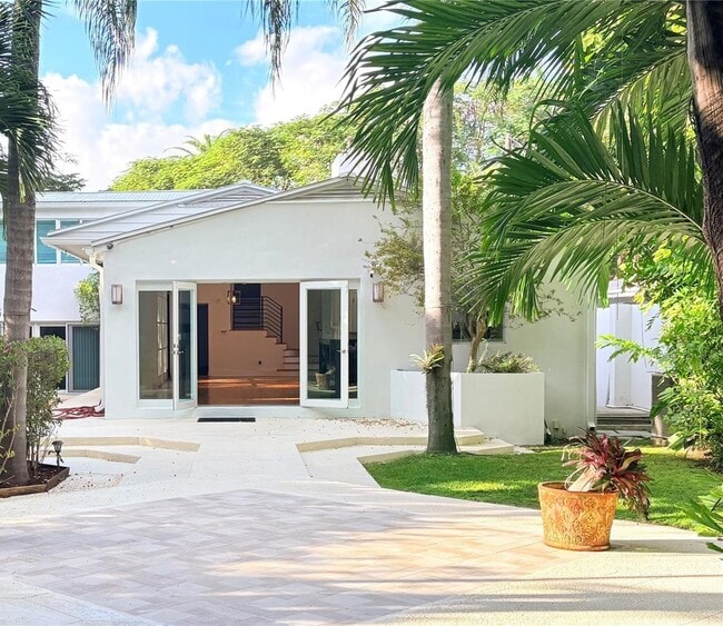 Building Photo - 2301 S Miami Ave