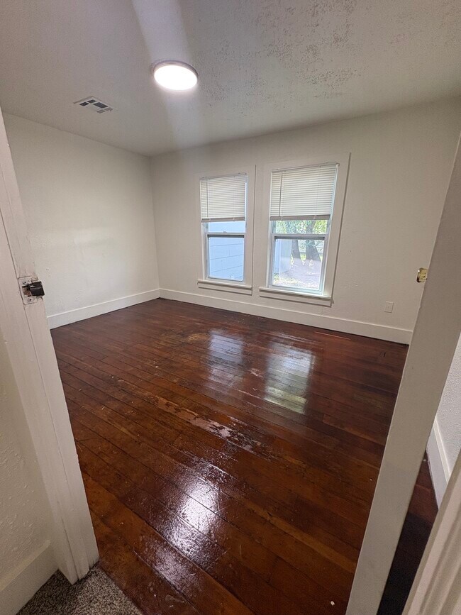 Photo - 1235 Ford St