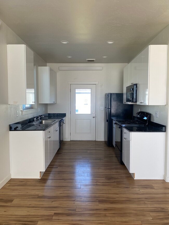1 Bedroom: Kitchen