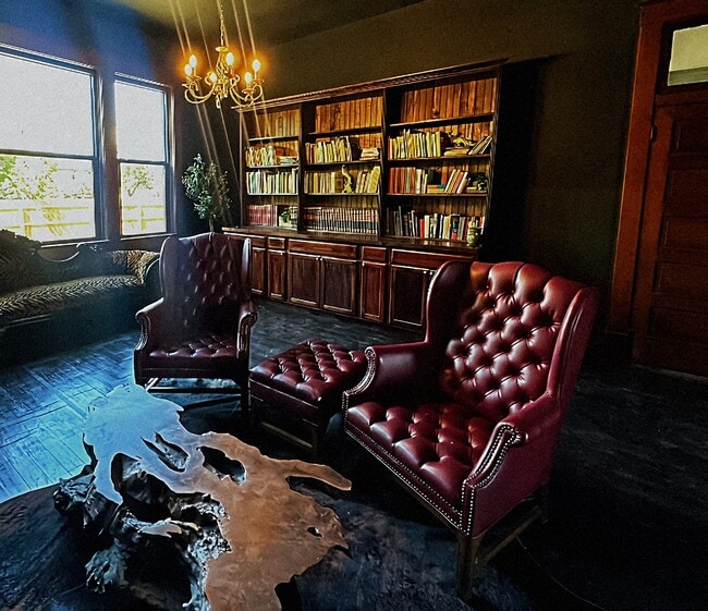 Photo - 406 W 1st St