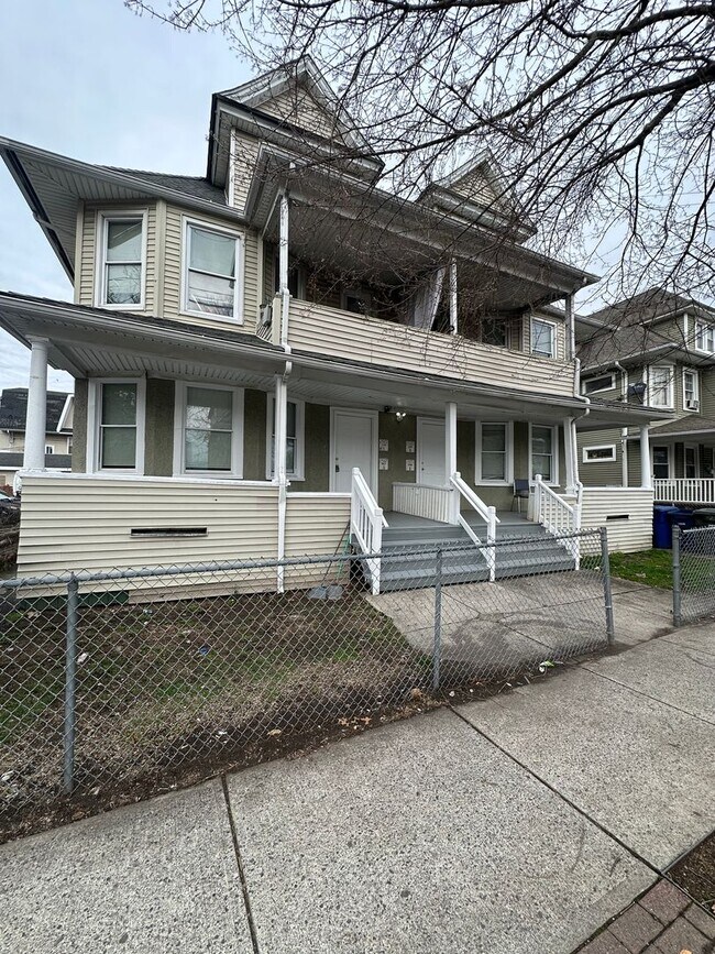 Building Photo - 1565-1571-1571 E Main St Unit 1571 1st fl right