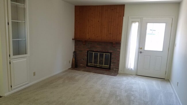sala de estar con chimenea - 16845 Armstead St Unidad apartment