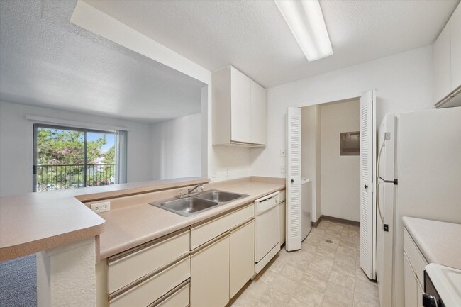One Bedroom - 1 Bed / 1 Bath - 699 Sq.Ft.