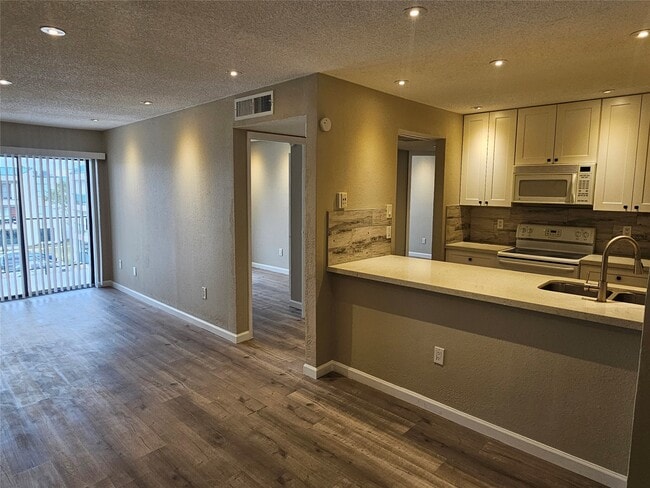 Building Photo - 2816 S Bartell Dr Unit 33