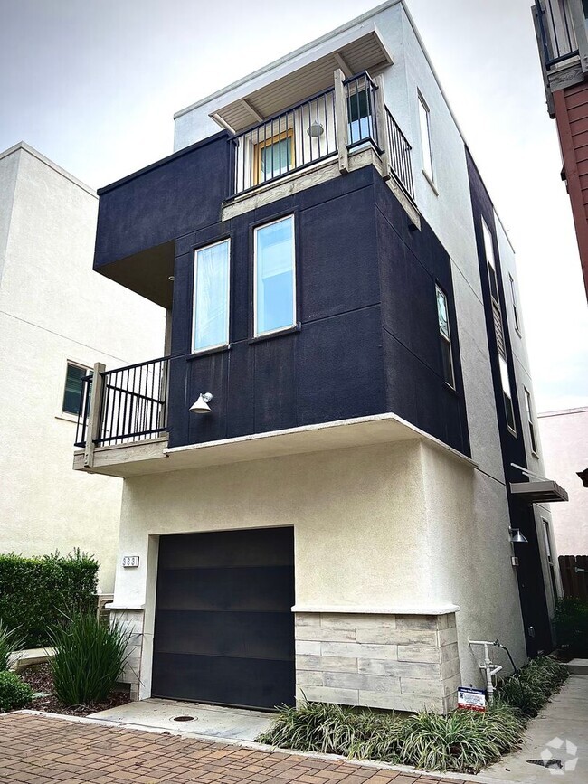 Building Photo - Beautiful 2 bedroom 2.5 bath three story c... Rental