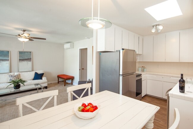 Photo - Water, Cable, Trash Included in this Beaut... Unidad 26