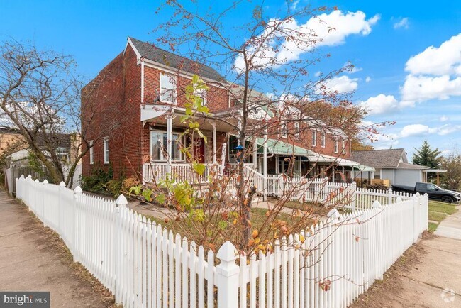 Building Photo - 1527 Charlotte Ave Rental