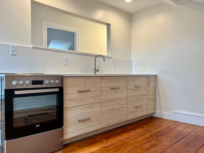 Building Photo - 5 Luongo Sq Unit U3 Rental