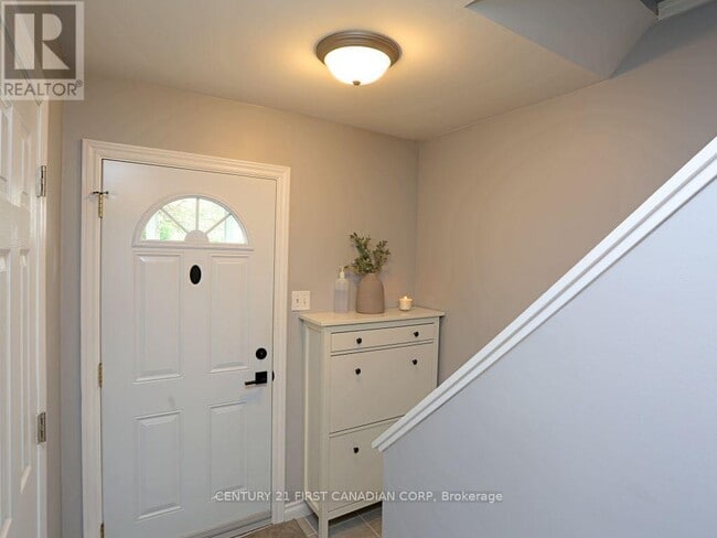 Photo - 166 Southdale Rd W