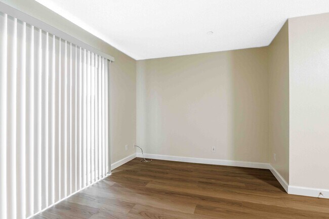 Casa adosada de 2 habitaciones y 1,5 baños, sala de estar - Mission Village Apartments