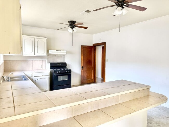 Photo - 452 Bernardo St