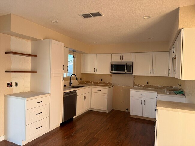 Photo - Long term - unfurnished - Recently remodeled