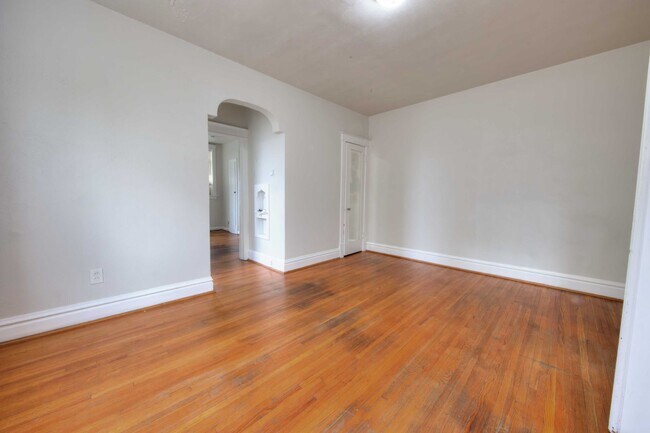 3951-3953 Chippewa Unit 3953A