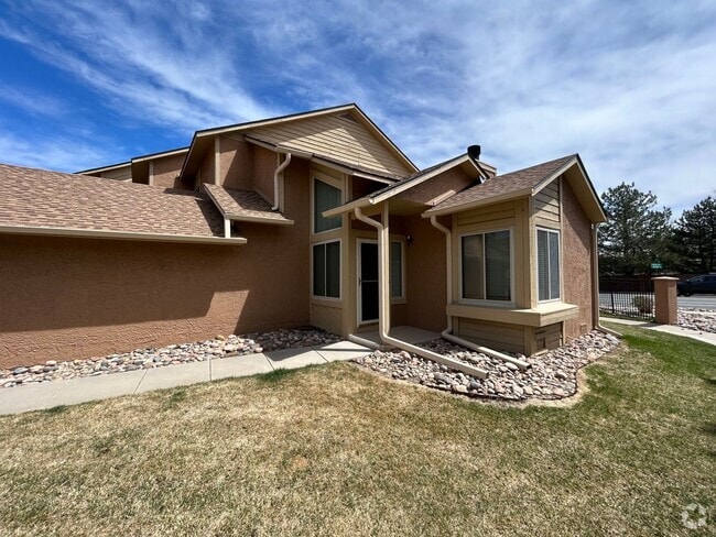 Building Photo - 2 Bed/ 1.5 Bath Home