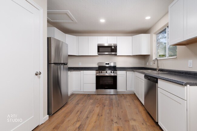 Photo - 965 Dorothea Way