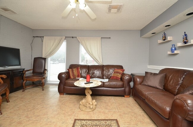 Building Photo - 13102 Richmond Ave.