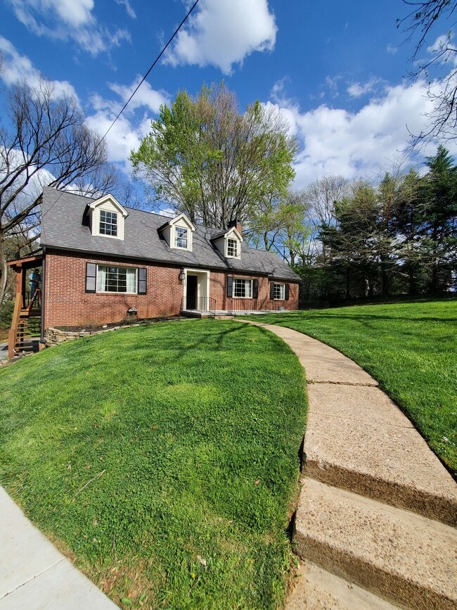 Photo - 320 Kingston Ct SW House