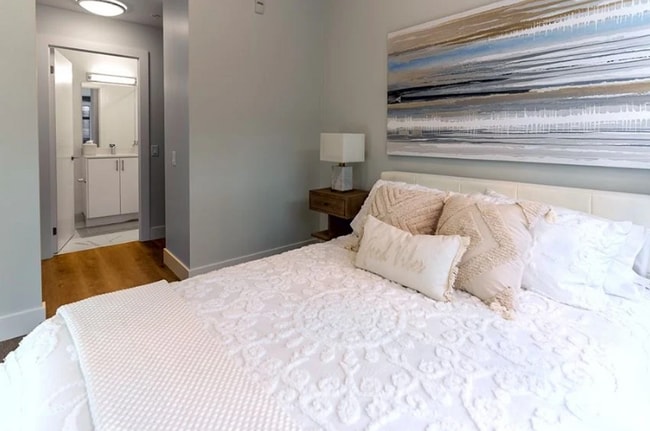 Photo - 475 George St N Unit 3 Bed