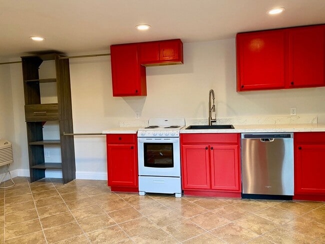 Building Photo - 7916-18 Hickory Unit 7918 B