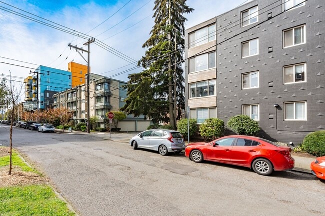700 E Mercer