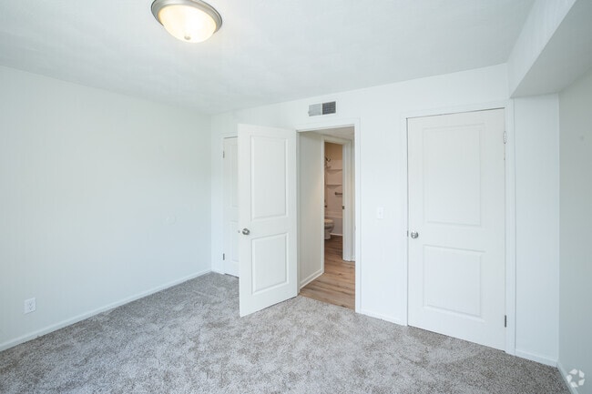 1BR, 1BA - 1,000SF - Bedroom - Stony Ridge Manor Apartments