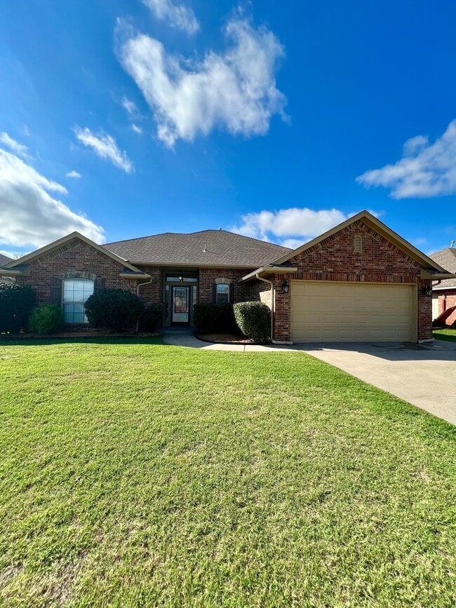Photo - Beautiful Home in Southeast Moore with Storm Shelter!