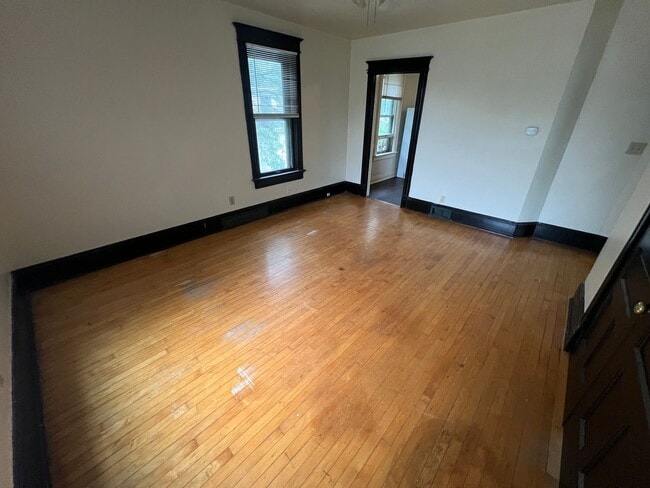 Photo - 621 E Locust St Unit Upper