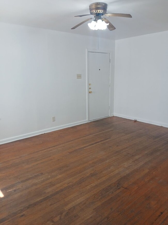 Building Photo - Avon 3019-3021 Unit 3019