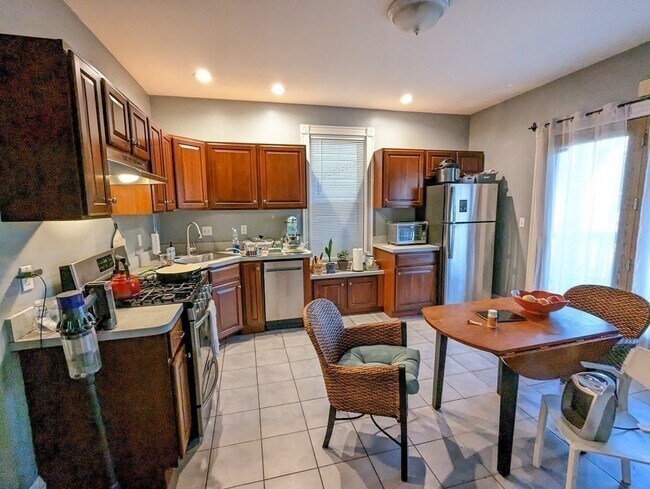 Building Photo - 634 Dorchester Ave Unit 2