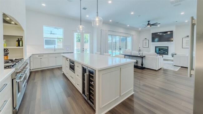 Photo - 974 W 43rd St