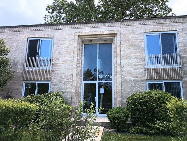 Photo - 140 Green Bay Rd