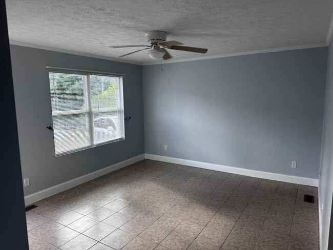 Photo - 201 Correll St
