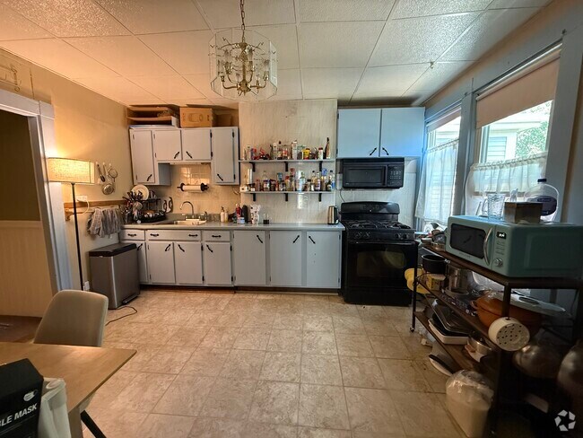 Building Photo - 392 Windsor St Unit 1 Rental