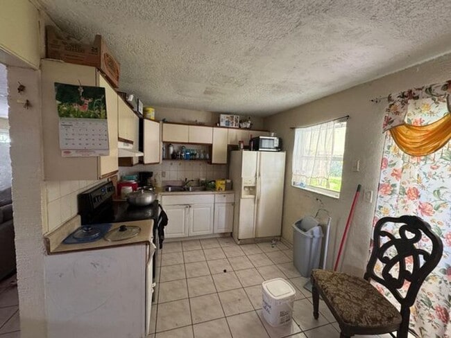 Building Photo - 6110 SW 16th St Rental