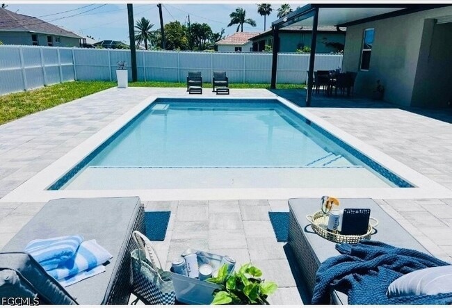 Building Photo - 1715 Chiquita Blvd S