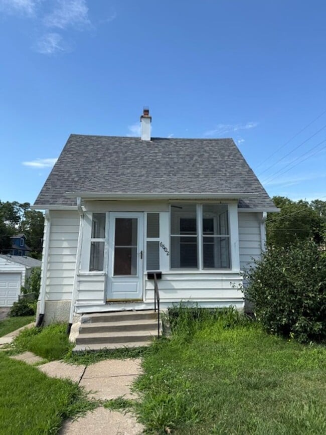 Comfortable Corner-Lot with Main Floor Pri... - Comfortable Corner-Lot with Main Floor Pri... House