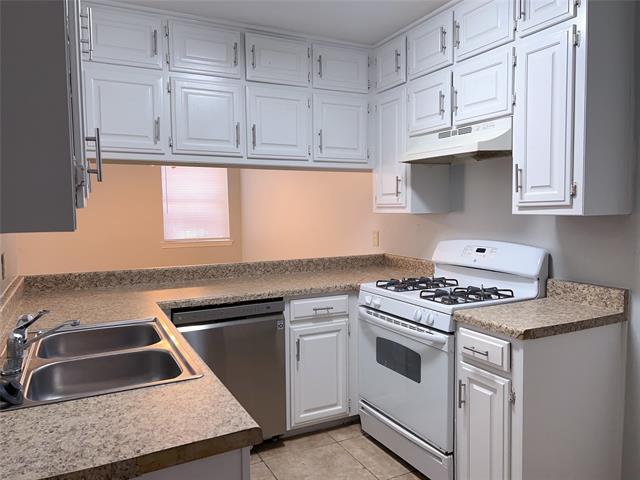 Photo - 2416 Lakeview Cir