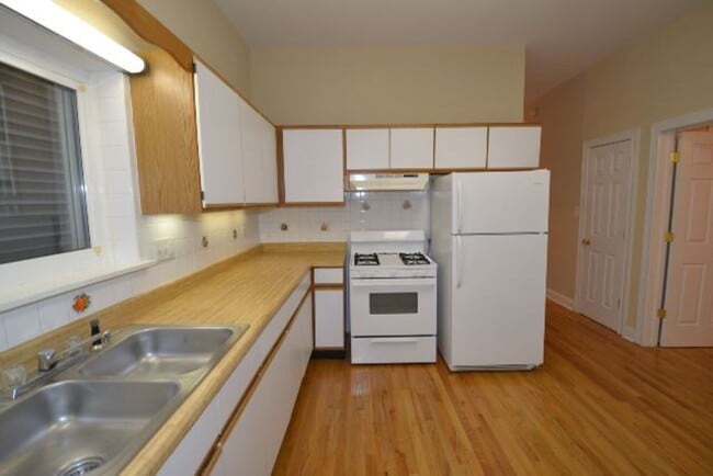 Photo - 1446 W School St Unit J05P