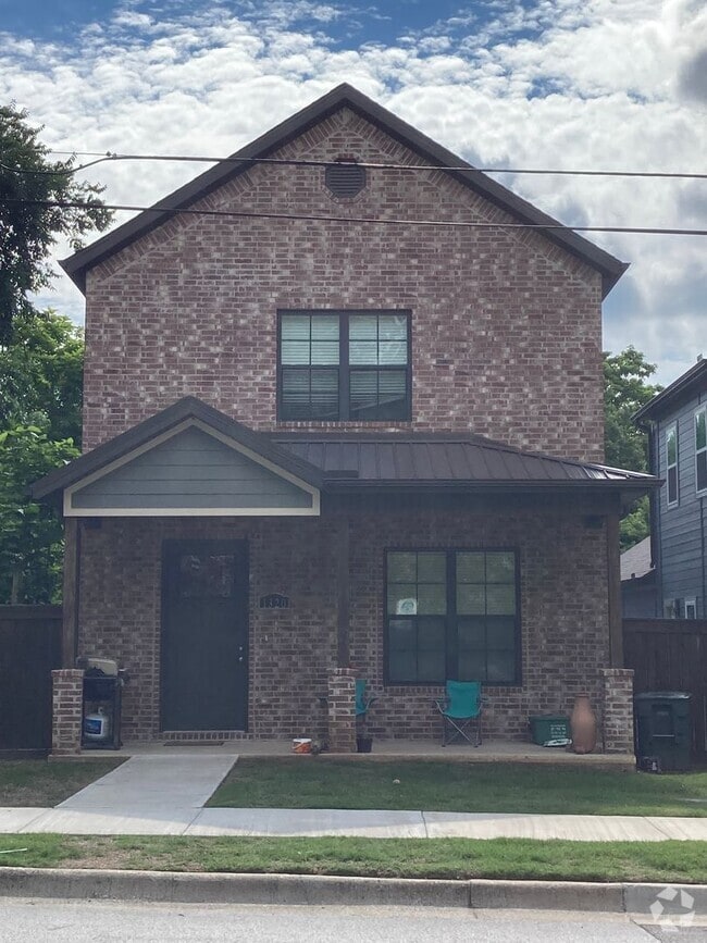 Building Photo - Pre-Leasing for August 6th - 4 Bedroom 4.5... Rental