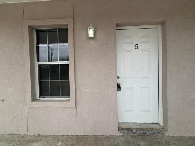 Building Photo - 1303 Philadelphia St Unit 5