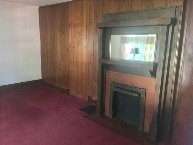 Building Photo - 750 Robinson St Rental