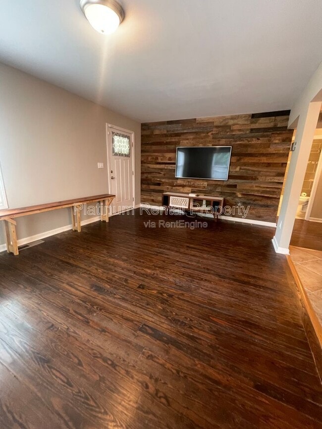 Photo - 2706 White Oak Dr