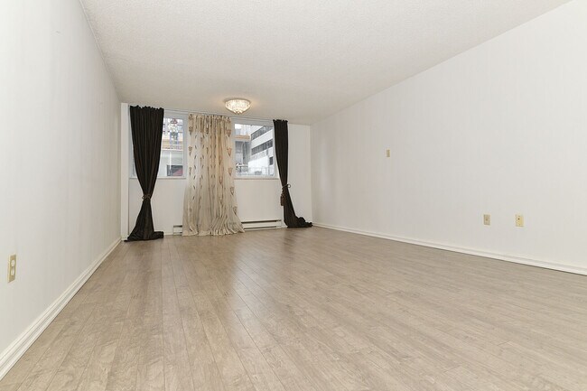 Photo - 409-360 Bloor St E