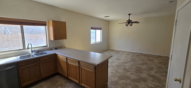 Photo - 10433 E Butte St