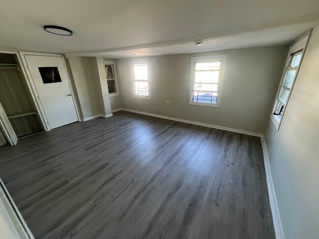 Building Photo - 809 Summer Ave